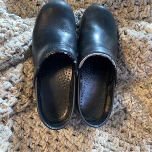 Dansko Black Leather Footwear women’s size 6